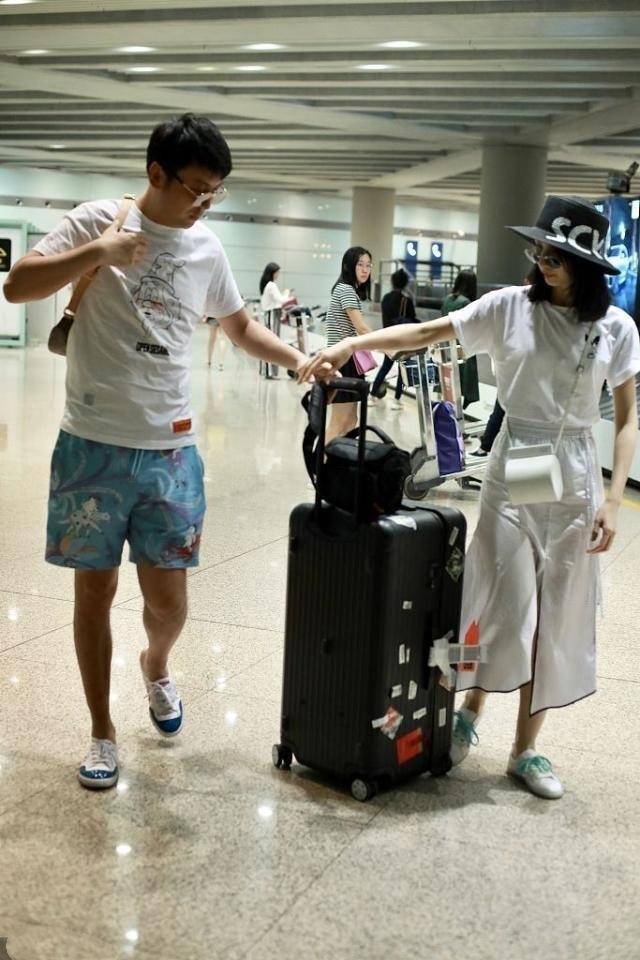 雷佳音和老婆走机场,翟煦飞白衣白裙少女感十足,他打扮像个大叔