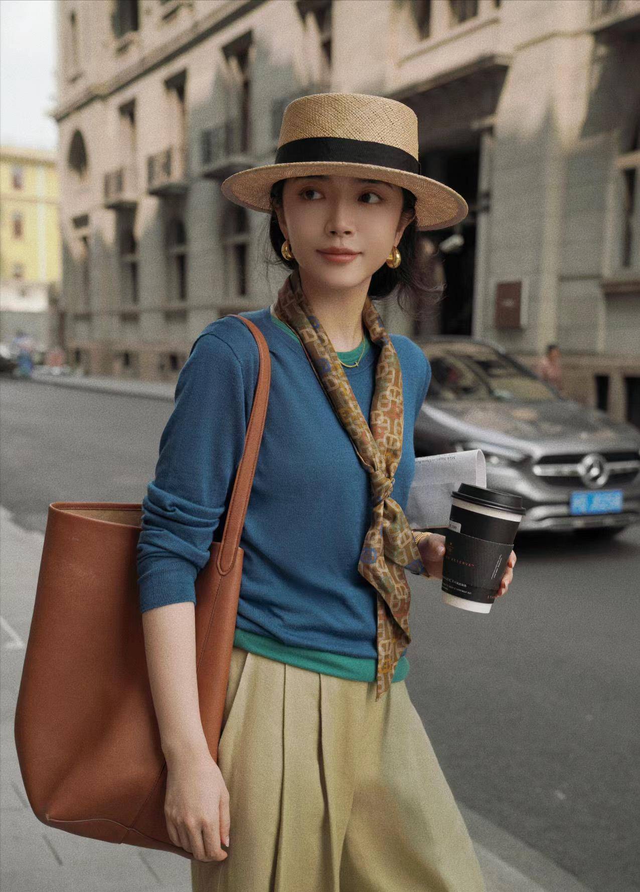 比如三木的丝质帽子的颜色与裤子和卡其色上衣的颜色相配,增添了浪漫