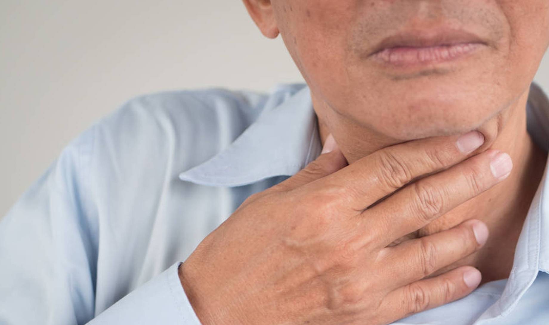 温馨提示不要过度用嗓子,老师讲课前和演员唱歌前不能吃得过饱,尽量两