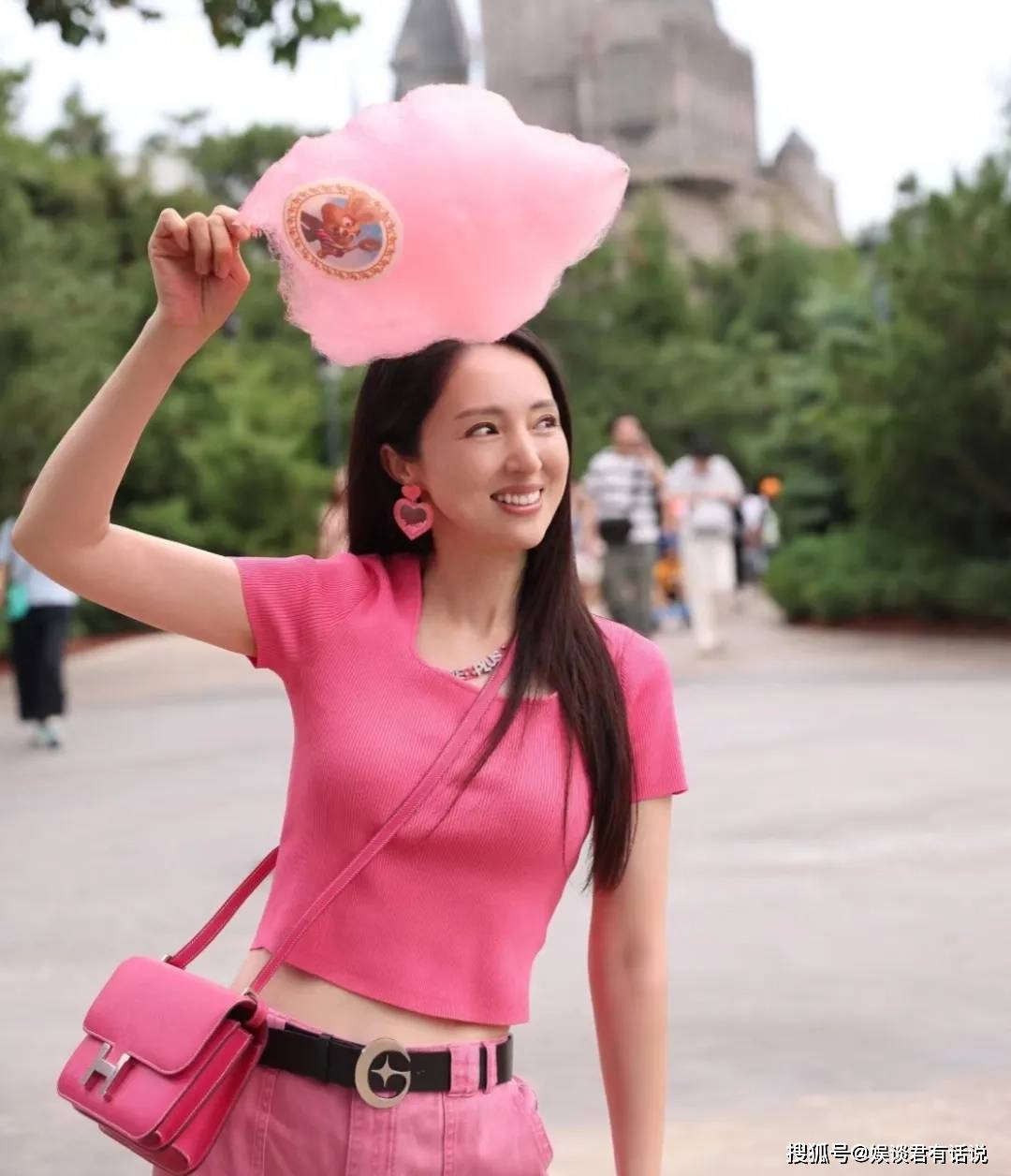 董璇一家3口出游!