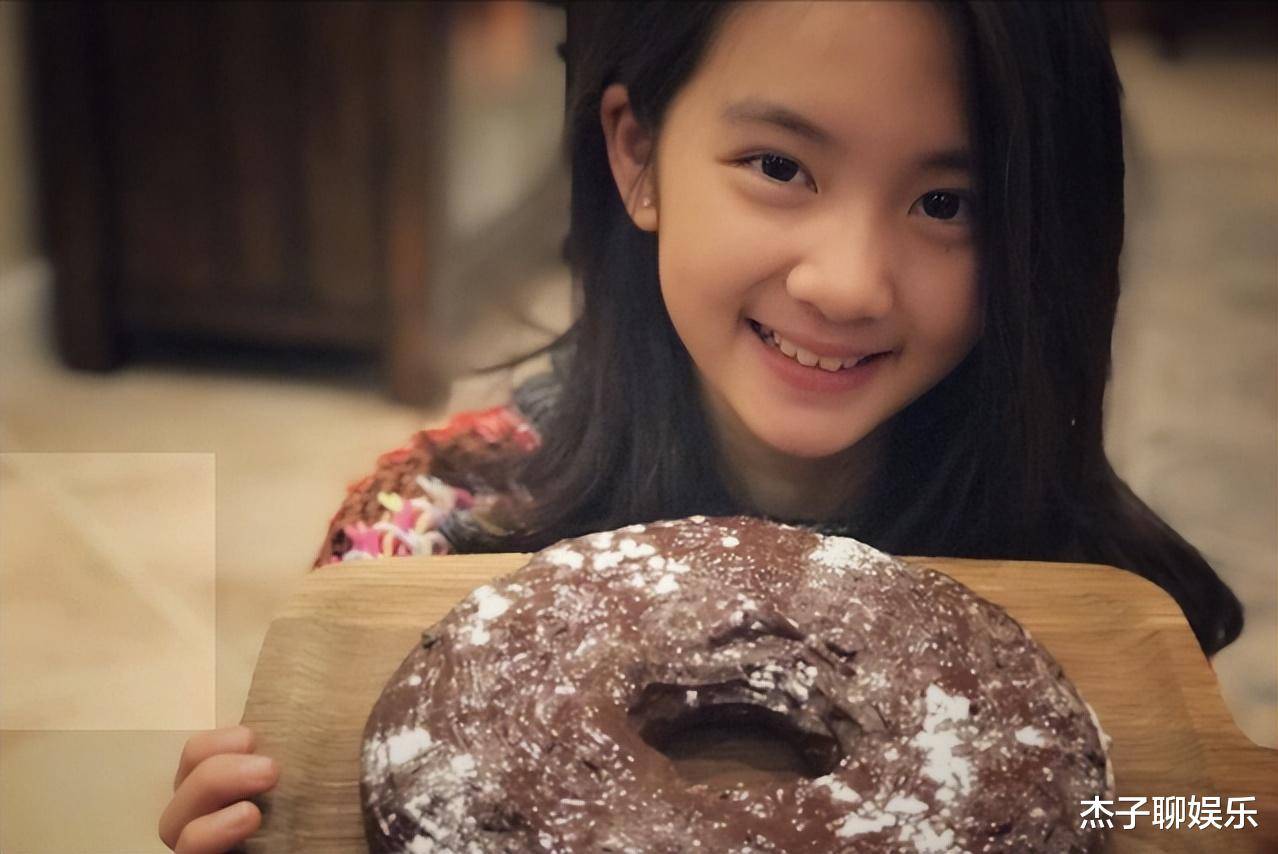 但了解黄多多的朋友就发现,每次在镜头面前欢笑的时