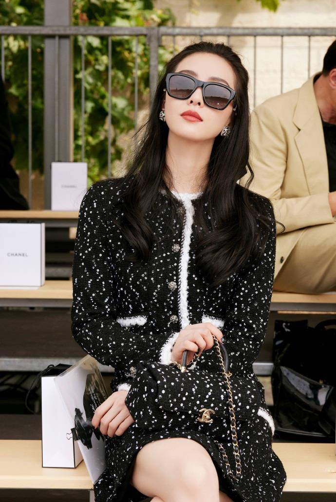 刘诗诗身着香奈儿高定礼服出席巴黎高定时装周,尽显优雅大方之态_时尚