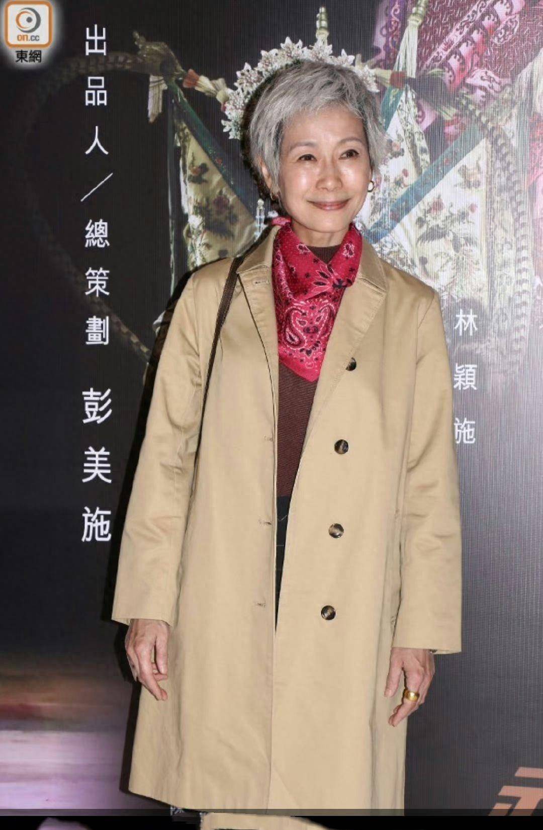 这才是真正的自然衰老:60岁叶童白发淡妆,不怕被嘲笑显老_发型_丝巾
