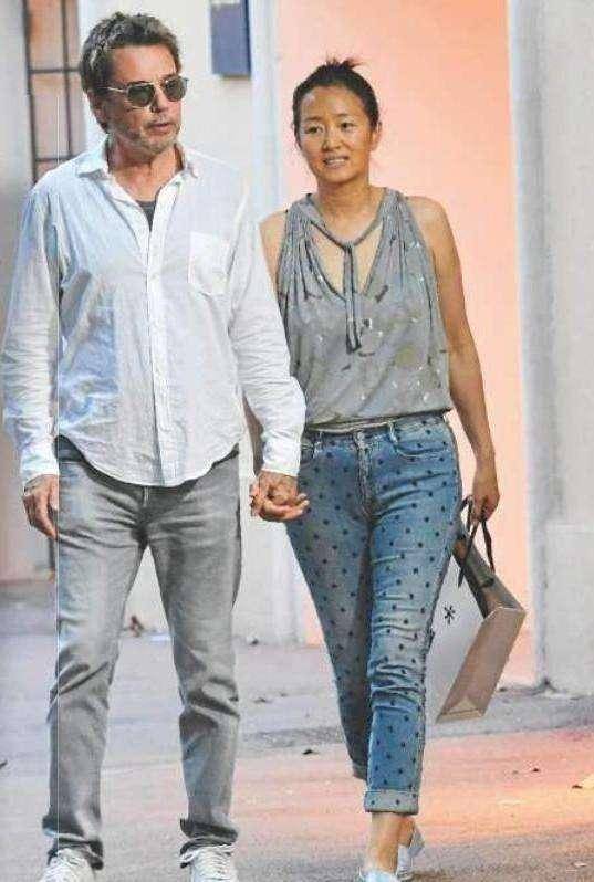 霸气巩俐赴宴法国爱丽舍宫,与外籍男友十指紧扣走红毯_巩皇_双手_大气