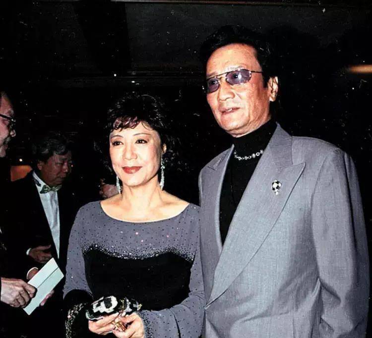 两个都被嘉玲爱过的男人还有珍贵的合影,当时谢贤身边的女友是coco