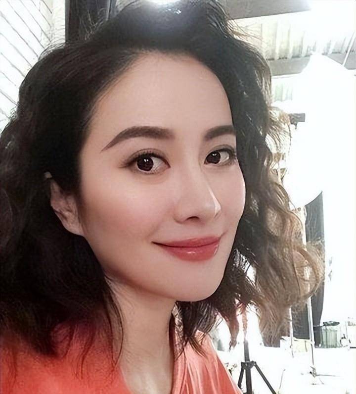 获奖后的叶璇人气越来越高,在香港娱乐圈占有一席之地.