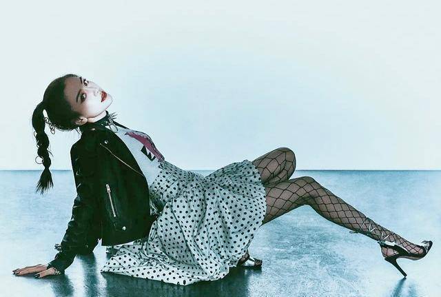 杨颖打了鼻环,辣目洋子有点辣眼睛,吉克隽逸吓人_杨幂_造型_丝袜