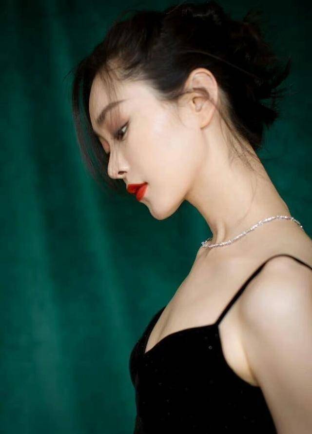 又是被宋轶美到的一天,曾谈理想型:安静成熟比我黑_白敬亭_戚薇_礼服