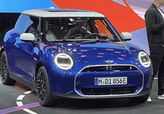 在细节方面,新mini cooper保留了mini标志性的圆形头灯设计,并搭载了