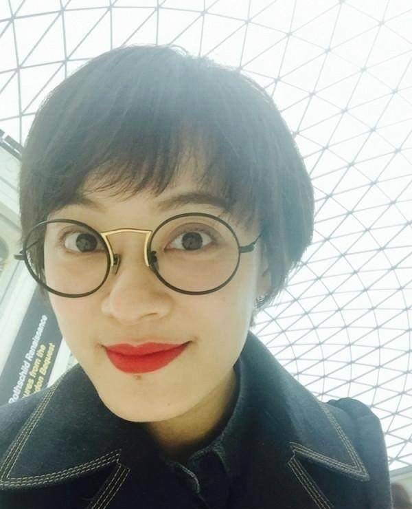 袁姗姗不仅仅是马甲线女神,更是短发的引领者,搭配白色衬衫,超清纯.