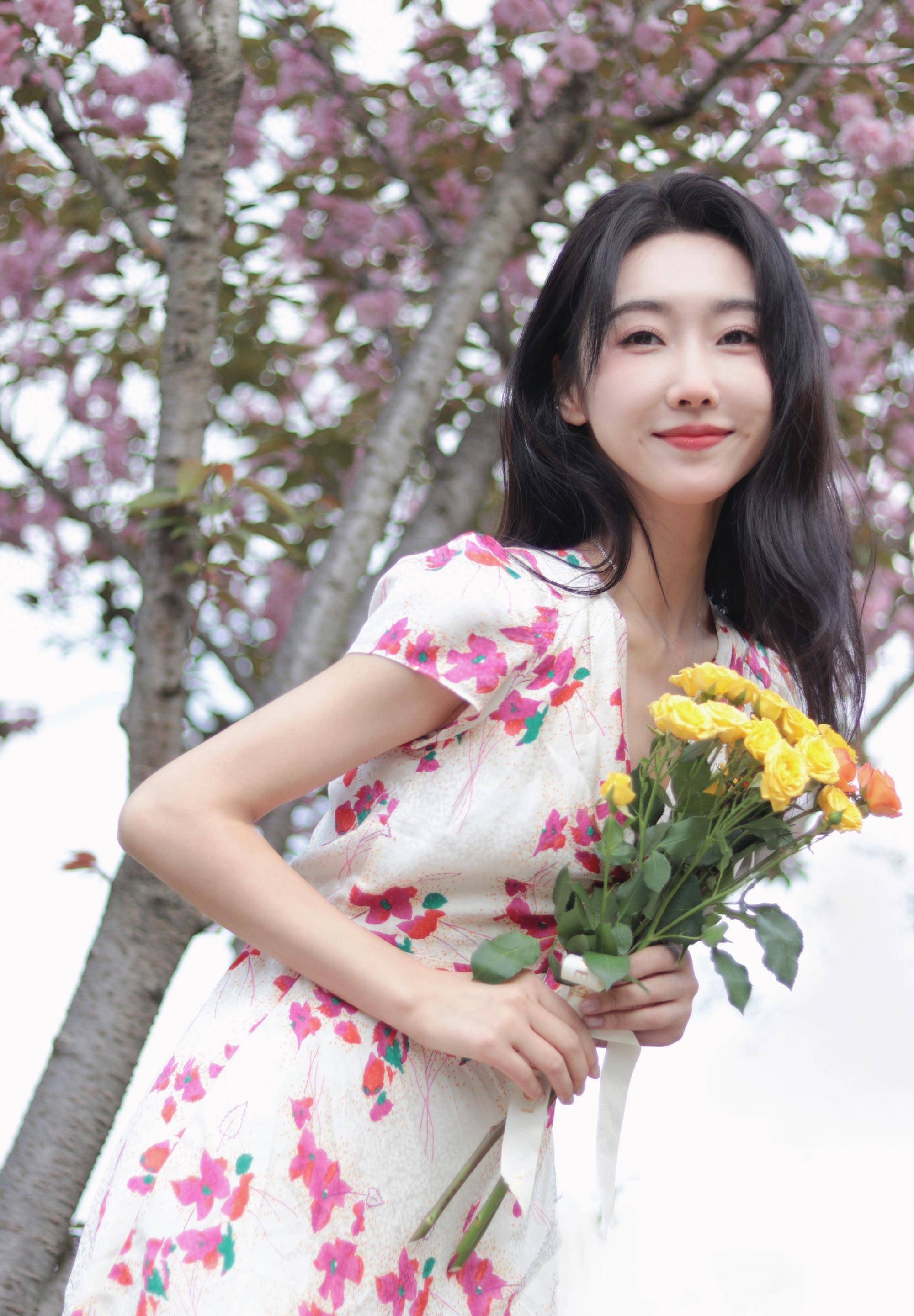 宣璐碎花白裙造型,手捧鲜花美腿吸睛,充满春天的浪漫少女感_时尚_姐姐