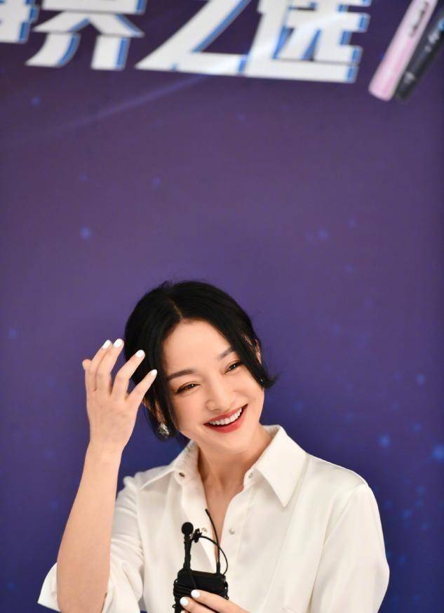 周迅早期造型被曝光,染橘黄发色鬼马精灵,比"女团"美多了_女性_气息