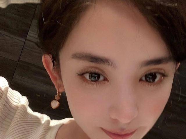 古力娜扎给妈妈过生日,干姐姐和助理一同到场,母女颜值神似姐妹_网友