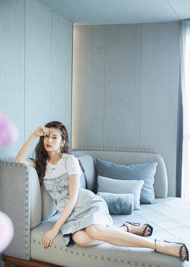 元宵节颖儿晒照,素颜散发穿红衣配睡裤,"窝"地上比女儿还显娇小_西装