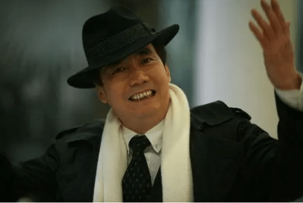 范明一身名牌实则为隐形富豪,并不落魄_网友_老邢_视频