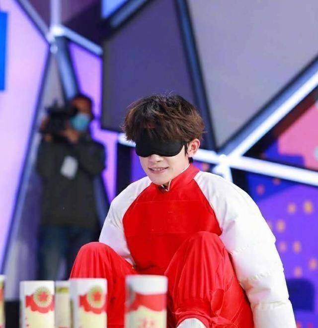 在新一期的《快乐大本营》中,宝藏男孩易烊千玺穿着太空服出现_胡子