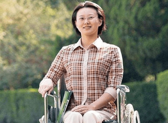 中国首个轮椅上的女博导:11岁双腿残疾,自学获本科学历成博士_侯晶晶