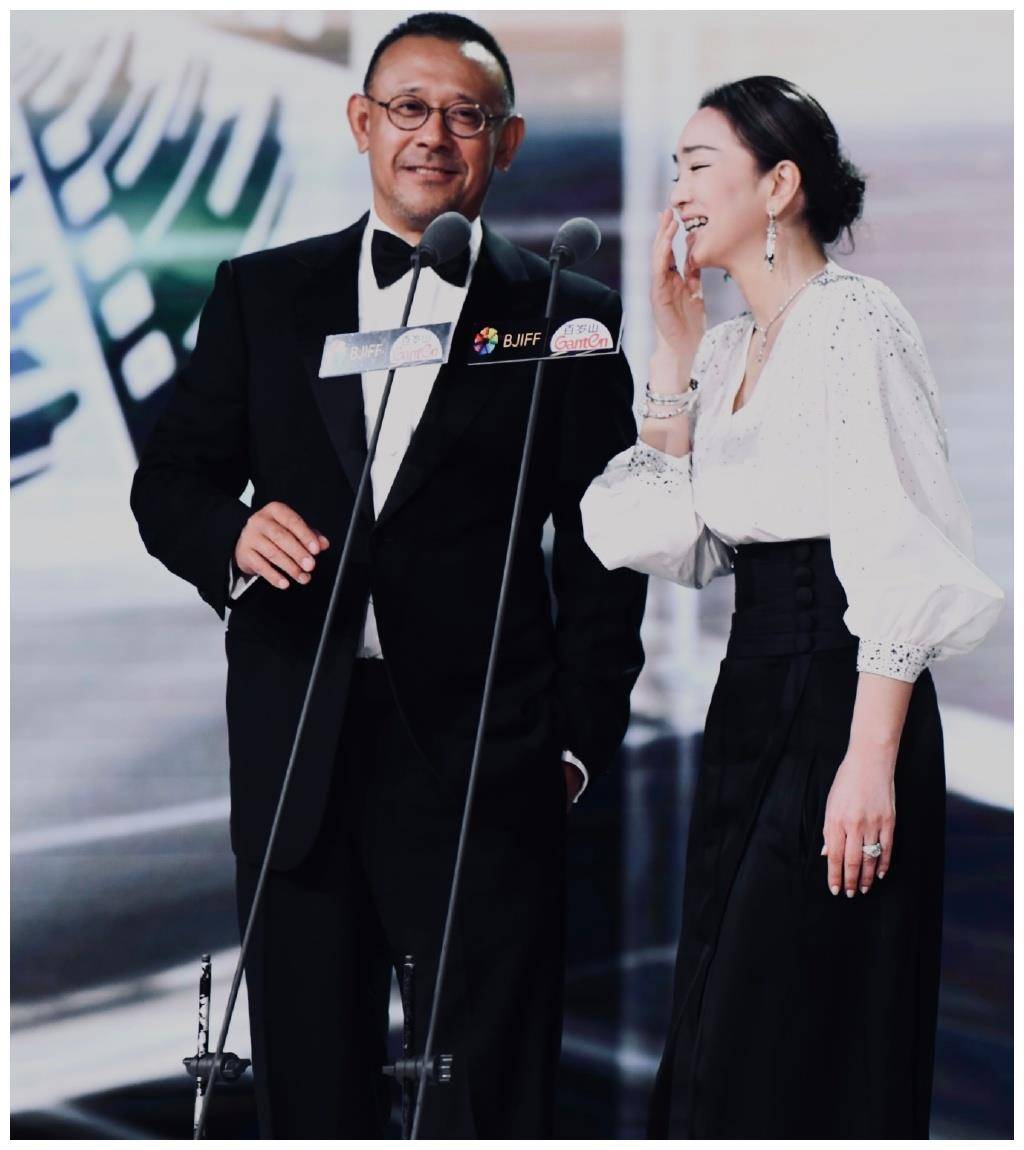巩俐等女星亮相北影节闭幕红毯,69岁刘晓庆显年轻,关晓彤大长_电影节