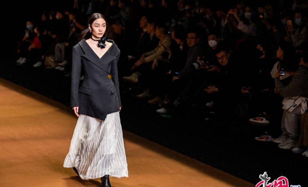 "新浪漫主义"lynee·李恩"自由骑士"系列首秀中国国际时装周_生产