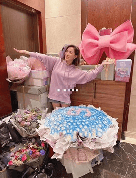 佘诗曼庆生礼物堆成山,深夜把528朵玫瑰送给邻居们_生日_网友_豪宅