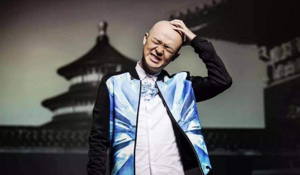 大学的想法,但是妈妈听了之后非但不理解,还把包贝尔强行关在小黑屋