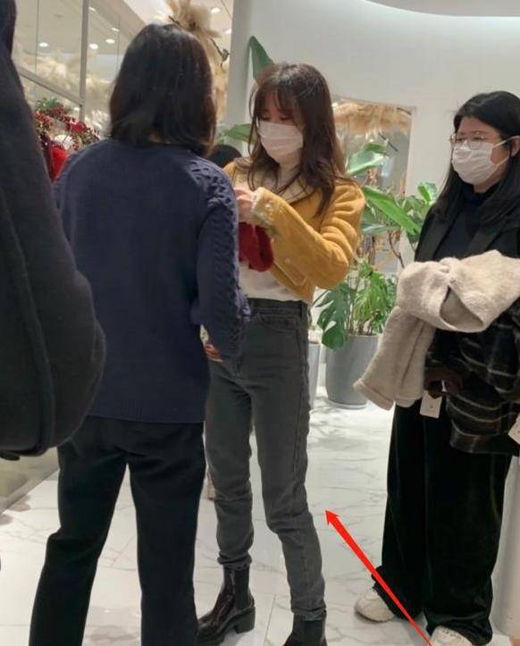 刘诗诗逛商场不穿名牌!