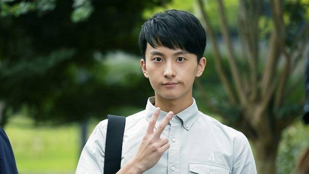 马可包贝尔毛晓彤都演过《家有儿女》,那时候的包贝尔还有头发!