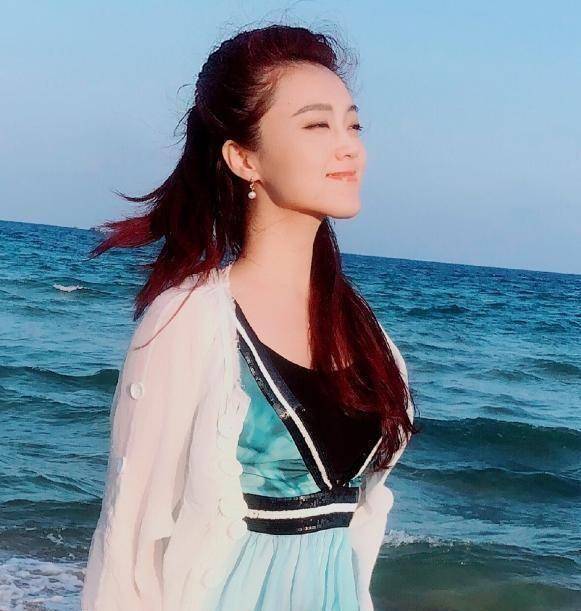 由王小玮的玖月奇迹漂亮,穿连体衣显示图形,凹凸比太绝_蓝色_形象