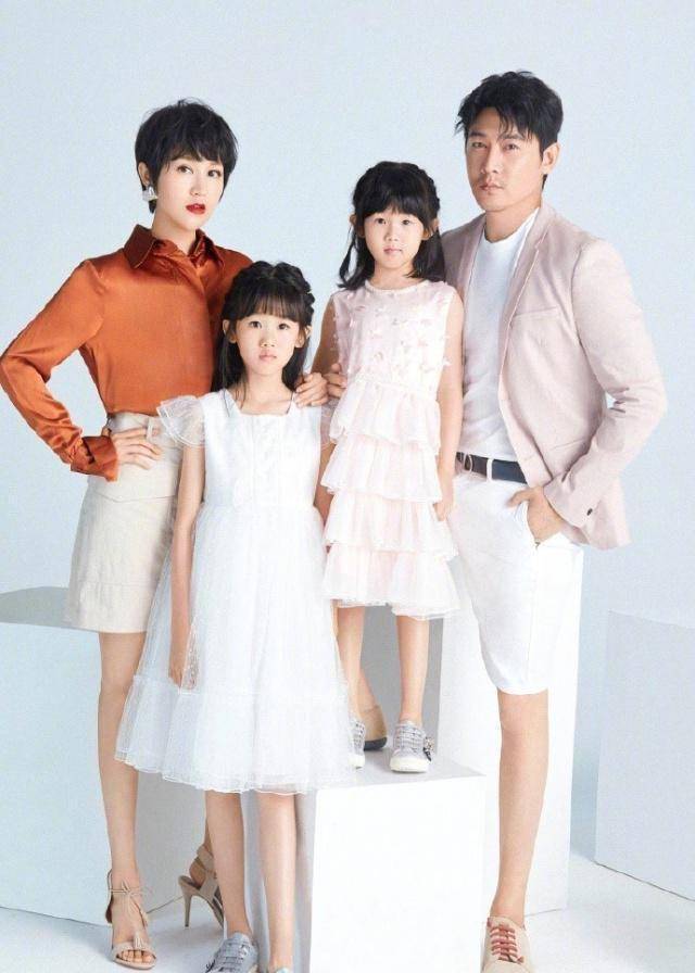 鲍蕾携爱女登杂志封面,12岁贝儿身高直飙妈妈,与妹妹像双胞胎_女儿