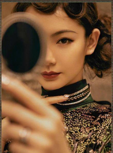 对着镜子欣赏自己的美貌,当然是美人们的习惯和爱好了,戚薇的旗袍造型