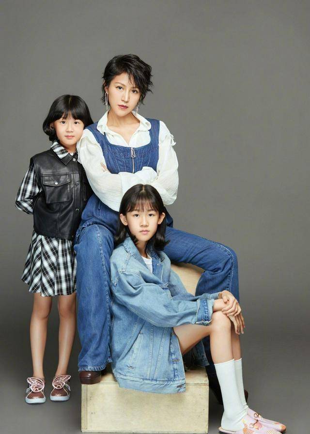 鲍蕾携爱女登杂志封面,12岁贝儿身高直飙妈妈,与妹妹像双胞胎_女儿