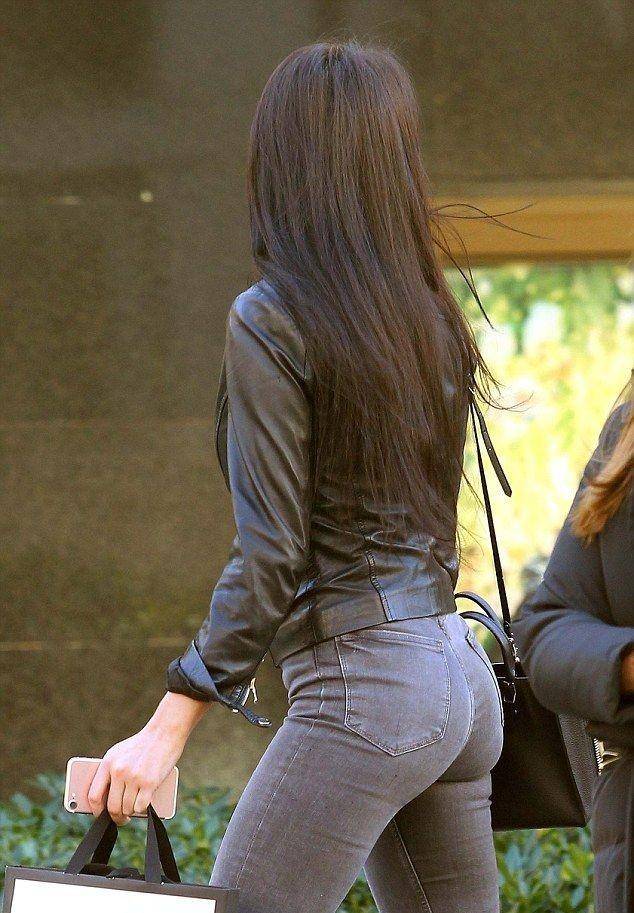 乔治娜美丽形象穿紧身牛仔裤的罗德里格斯(乔治娜·罗德里格斯)