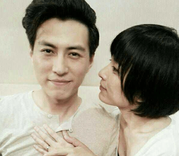 靳东爱人近照曝光,44岁李佳素颜出镜气质佳,为家庭放弃演艺事业_夫妻