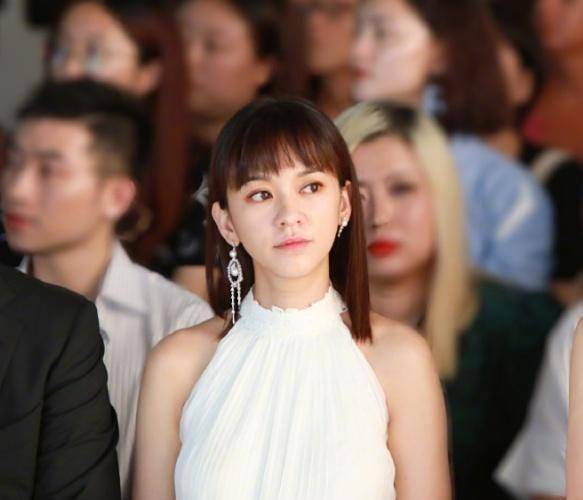 只要穿着一些宽松的衣服完全不像是怀孕的样子,陈意涵跟angelababy倒