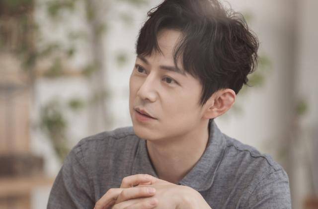 《向往》结束1个月后,何炅退出黄磊合伙公司,原因引争议_合作_节目