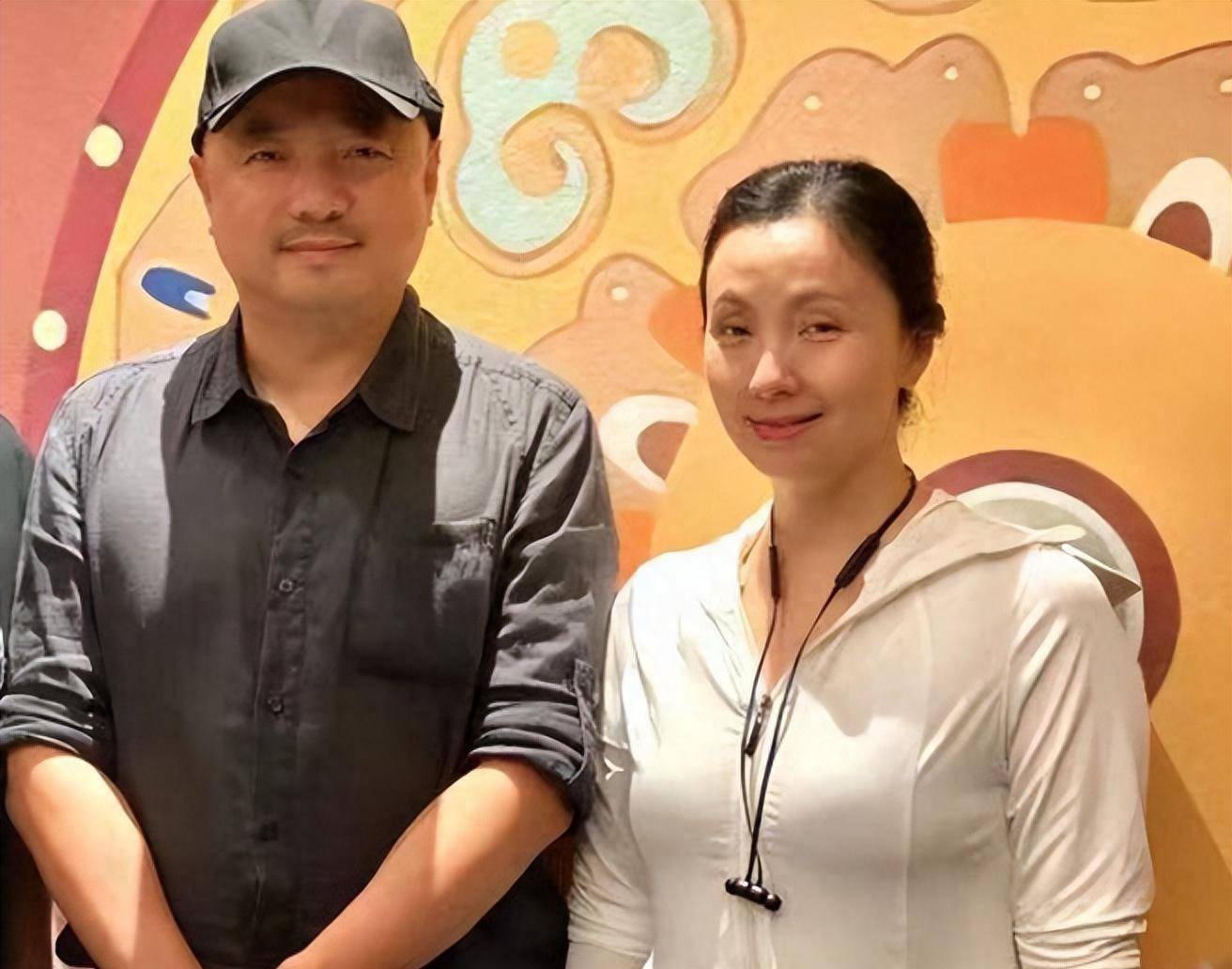 徐峥陶虹现身西安,帮女儿小宝追星tfboys,穿着朴素不似明星_家庭_生活