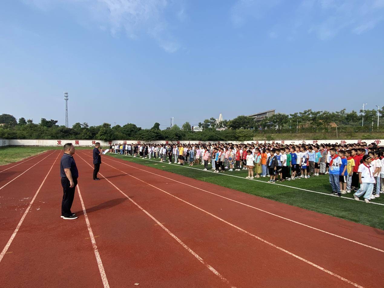澧县澧南镇中学举行2023年下学期第一次升旗仪式暨开学典礼_全体师生
