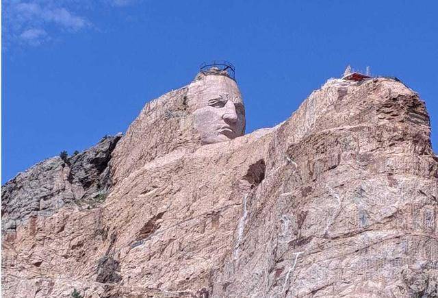 美国一家人要将一座山雕成印第安勇士"疯马",72年仅雕完了头部_雕像