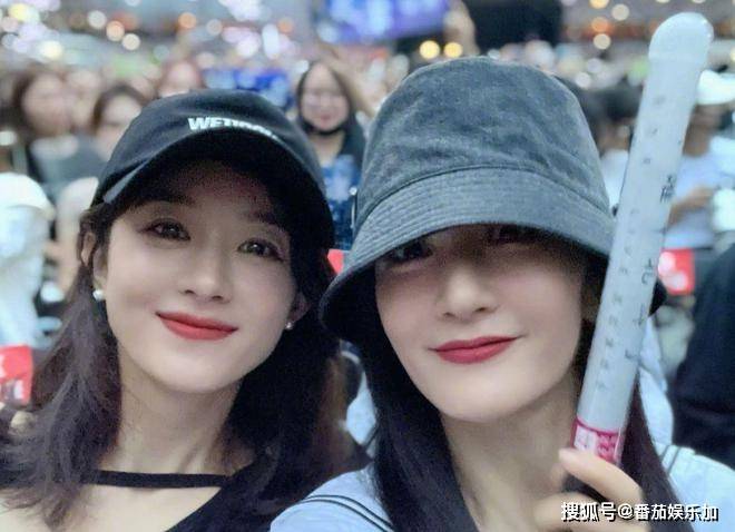 赵丽颖见到谢娜,非常的高兴,以"大哥"称呼,谢娜则是以"二弟"称呼,难道