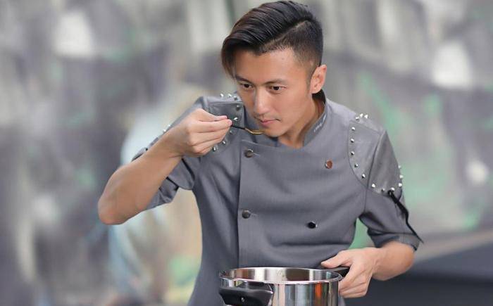 但是从侧面来说呀,我们也能看得出谢霆锋的这股冲劲其实现在的年轻