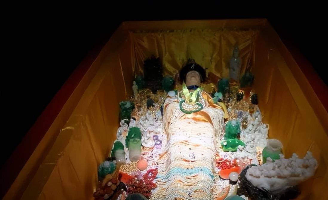 1972年内蒙发现康熙女儿墓,尸身穿龙袍240年不腐,葬品估值过亿_女人