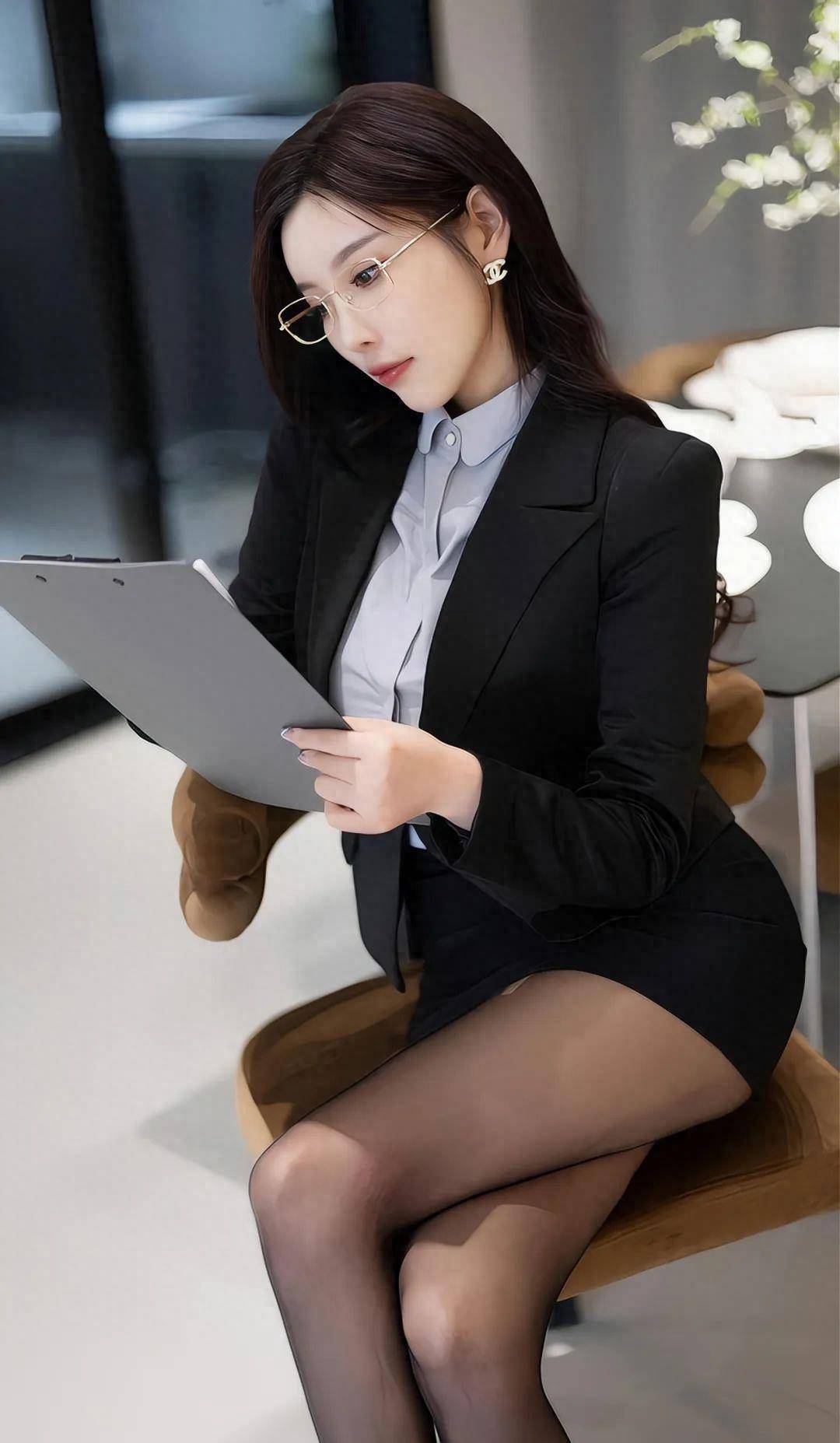 杨晨晨一身黑色职业装展现完美身材和魅力秀出帅气身材