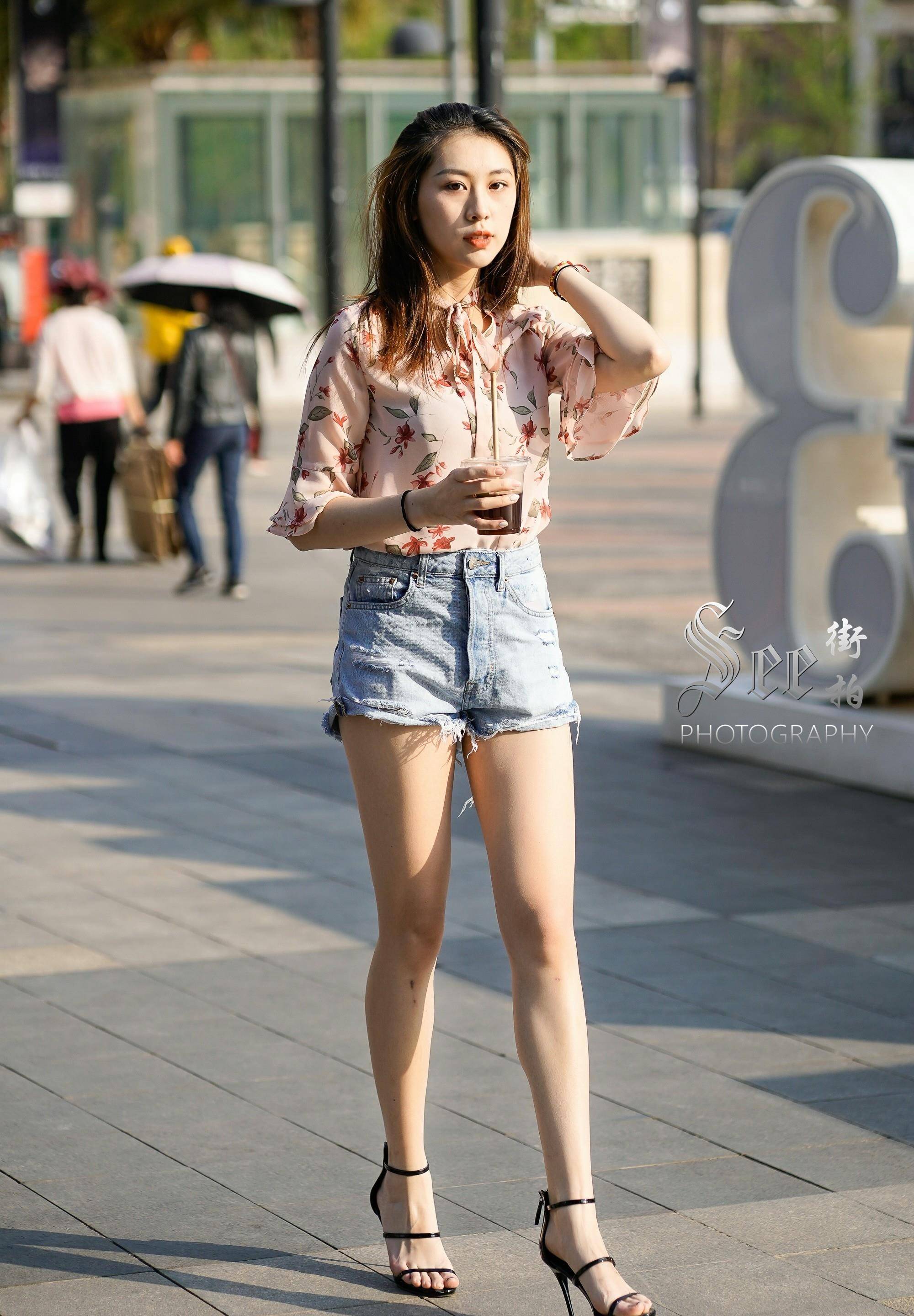 街拍:身材高大的美女展现独特的时尚风格_优势_比例_造型