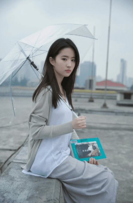 曝刘亦菲17岁面试小龙女素颜照,五官平平无惊艳感,被疑不像本尊_化妆