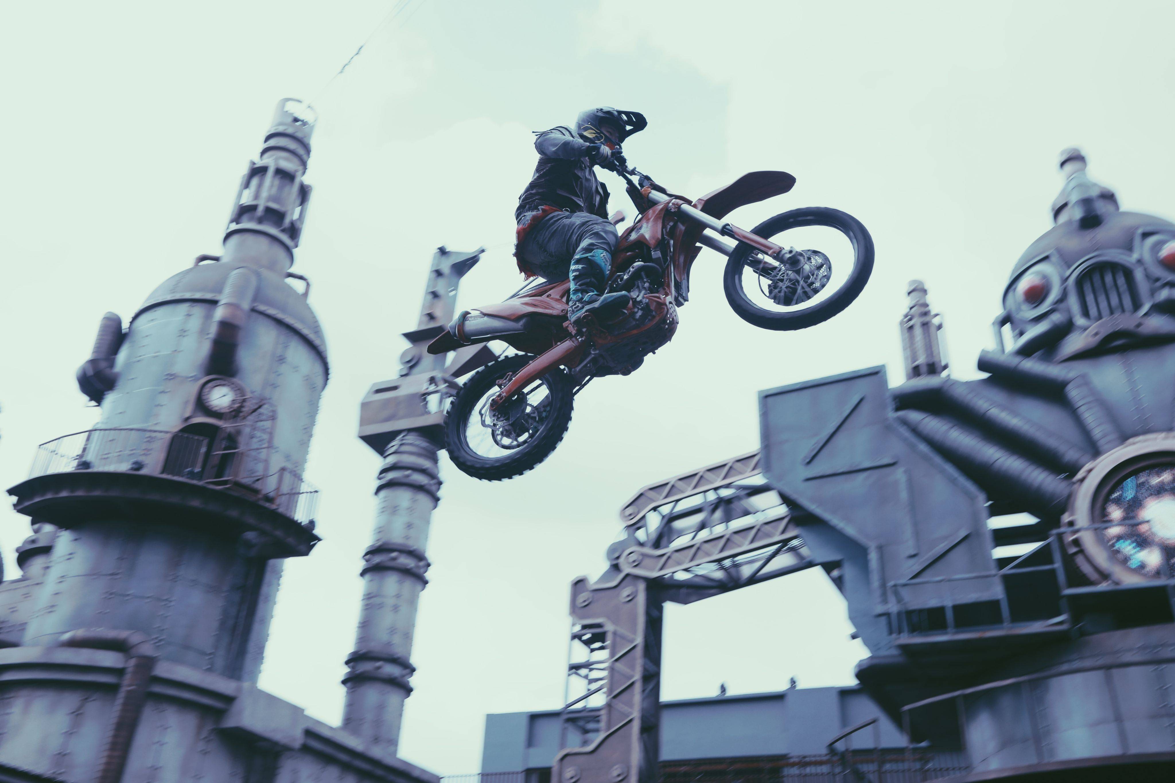 特技秀《觉醒战神》演员专访:"科技"为演艺插上翅膀_演出_舞台_机械