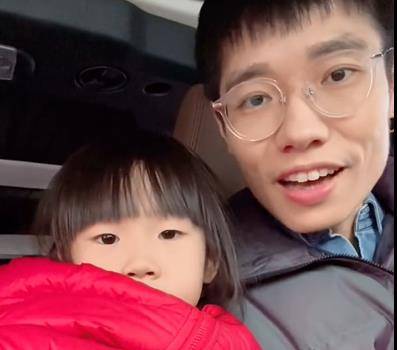 快男歌手李行亮与女儿同框唱歌,两颊凹陷瘦太多,频跑商演显落魄_网友