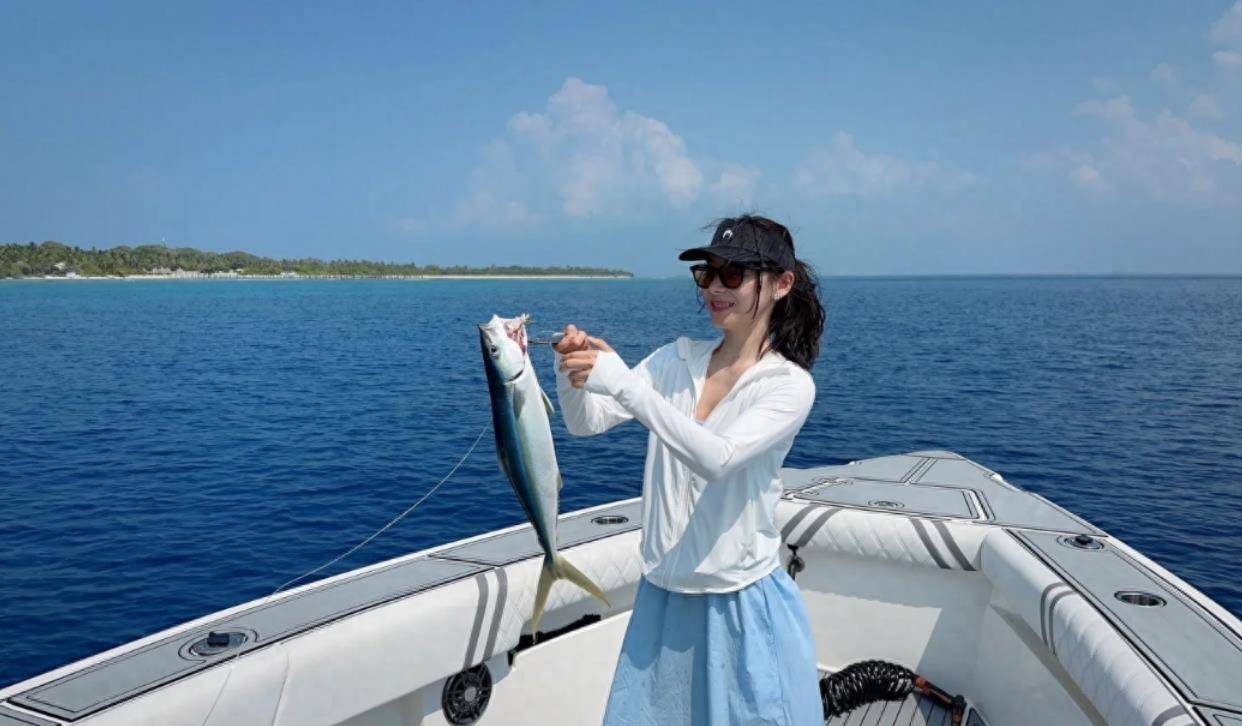 36岁袁姗姗晒马尔代夫旅行照,穿时尚身材绝美,a4腰马甲线抢镜_比基尼
