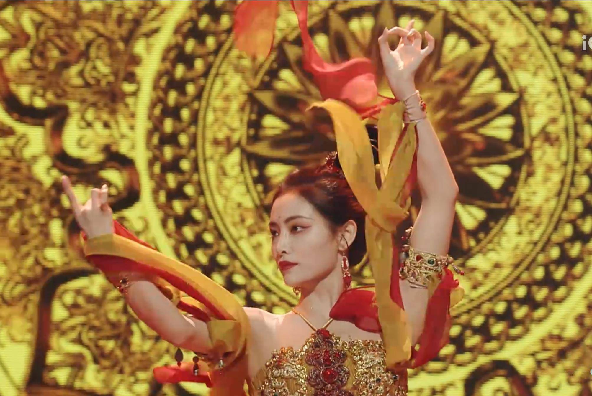 同样是鼓上起舞,把佟丽娅白冰和袁姗姗放在一起,差距就出来了_舞蹈