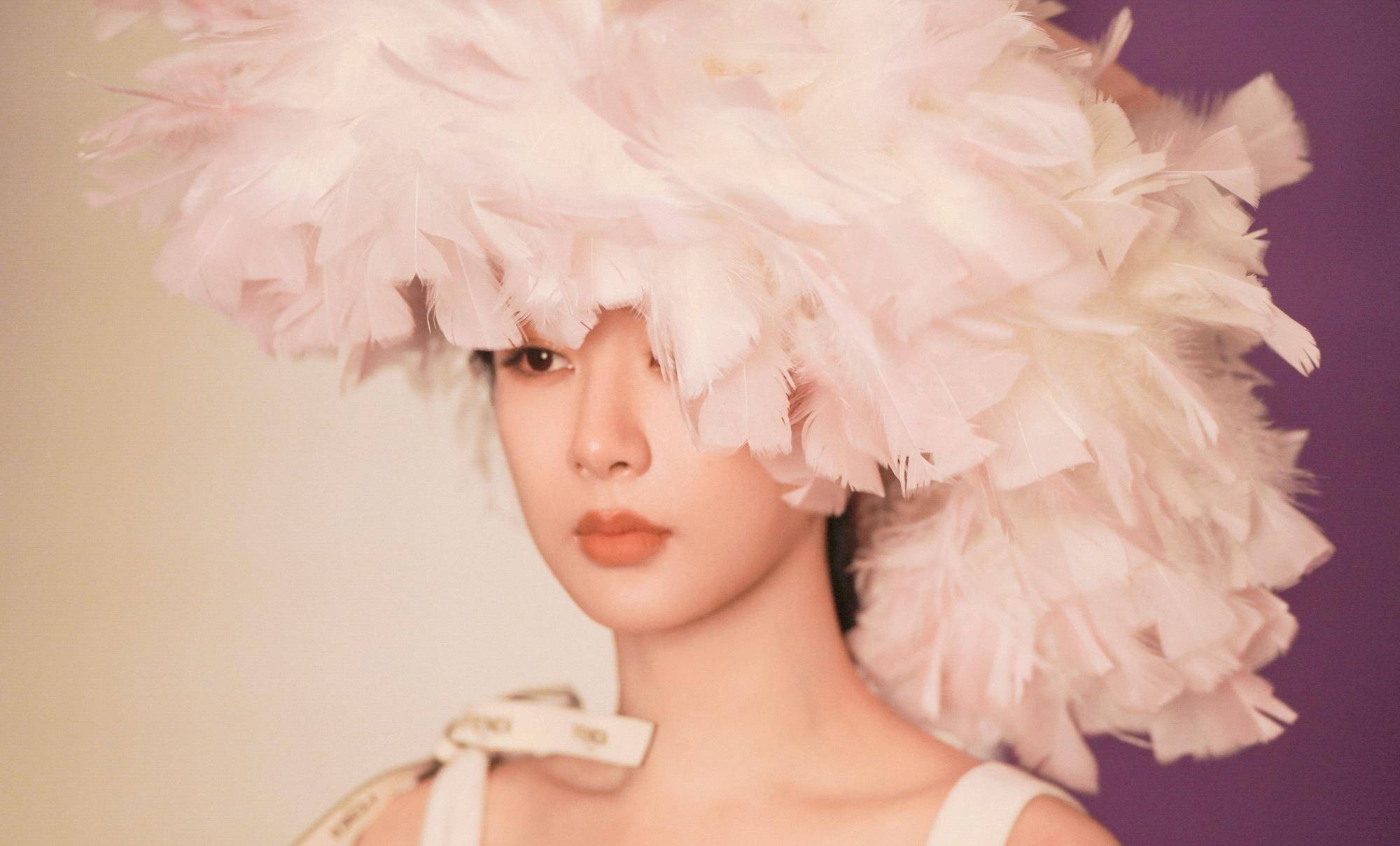 杨紫登《费加罗》七月刊封面,穿吊带抹胸演绎复古女郎,太美了_羽毛