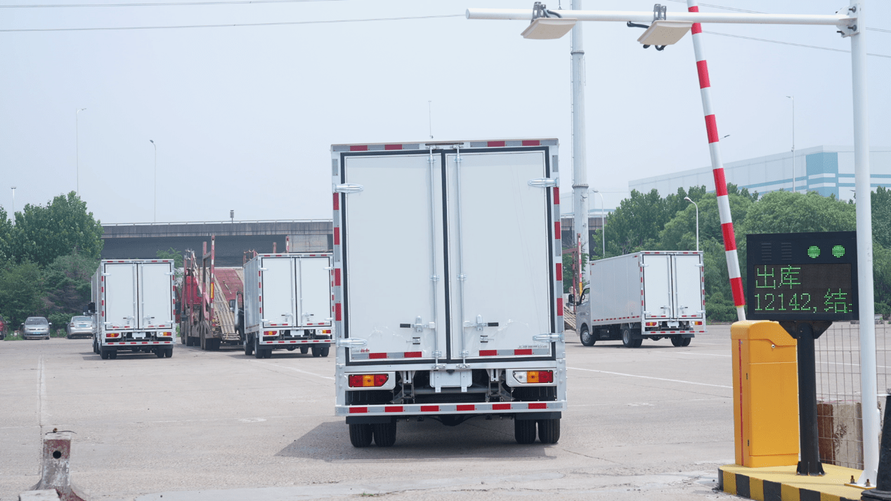 五菱龙卡货柜车值得买吗?刚上市就买它,车主来说说体验!